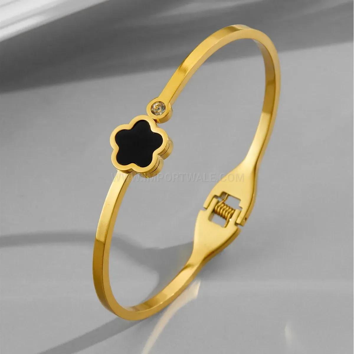 Chic Gold Plated Stainless Steel Flower Bangle With Black Shell Inlay