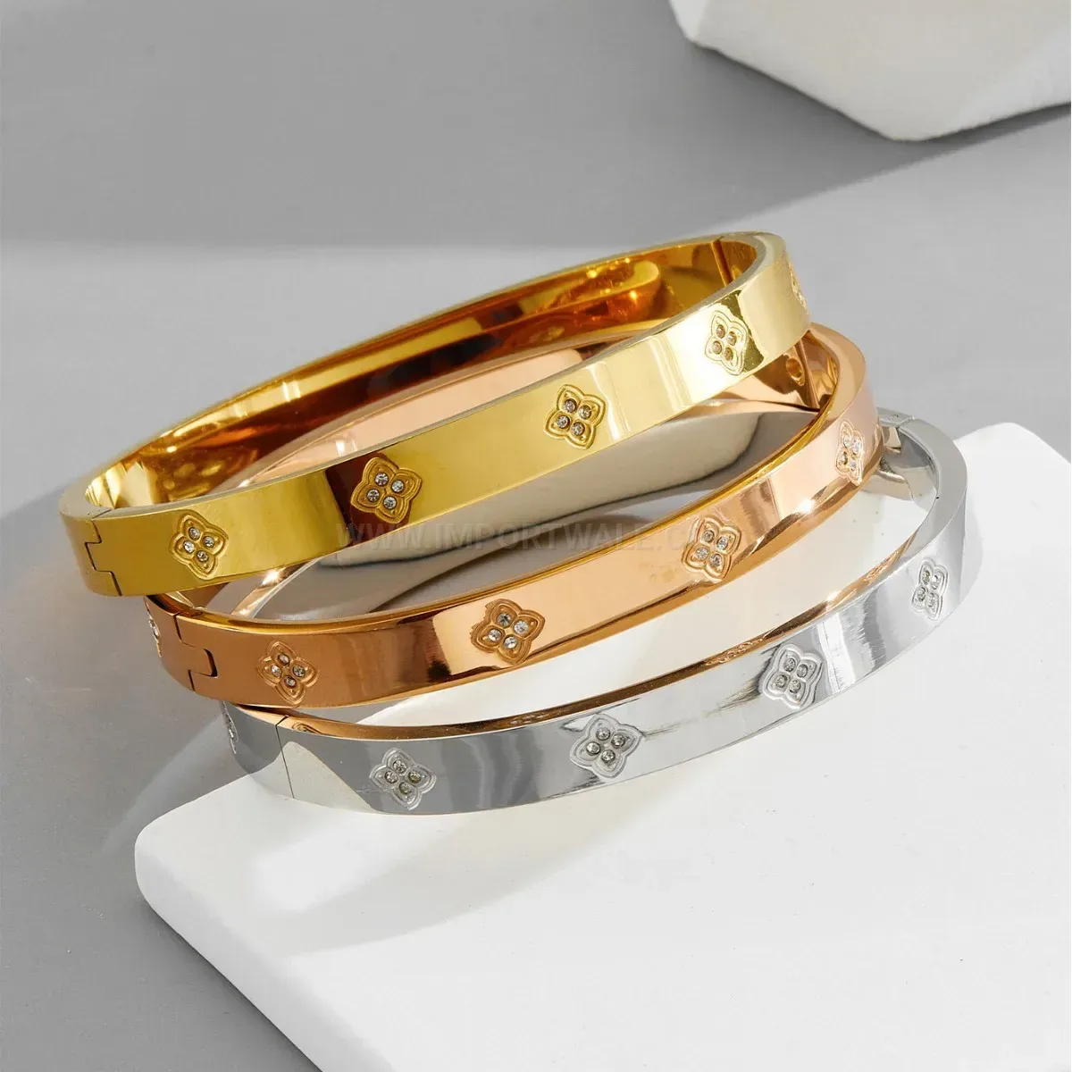 Four-Leaf Clover Pattern Titanium Steel Clasp Bangle Bracelet