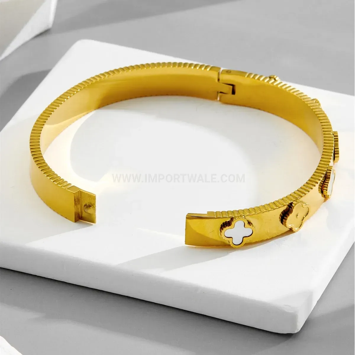 Stainless Steel Four-Leaf Clover Shell Clasp Bangle