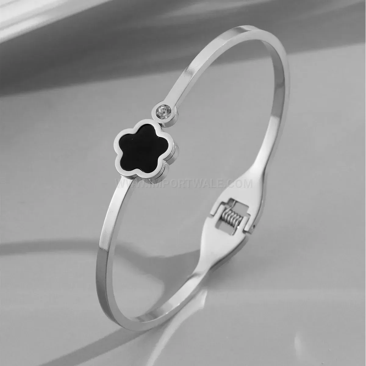 Chic Gold Plated Stainless Steel Flower Bangle With Black Shell Inlay