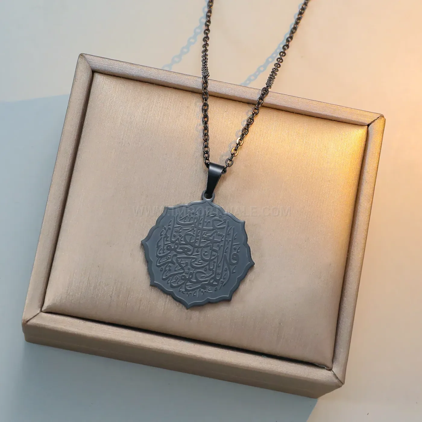 Trendy Floral Engraved Stainless Steel Ayatul Kursi Calligraphy Pendant Necklace