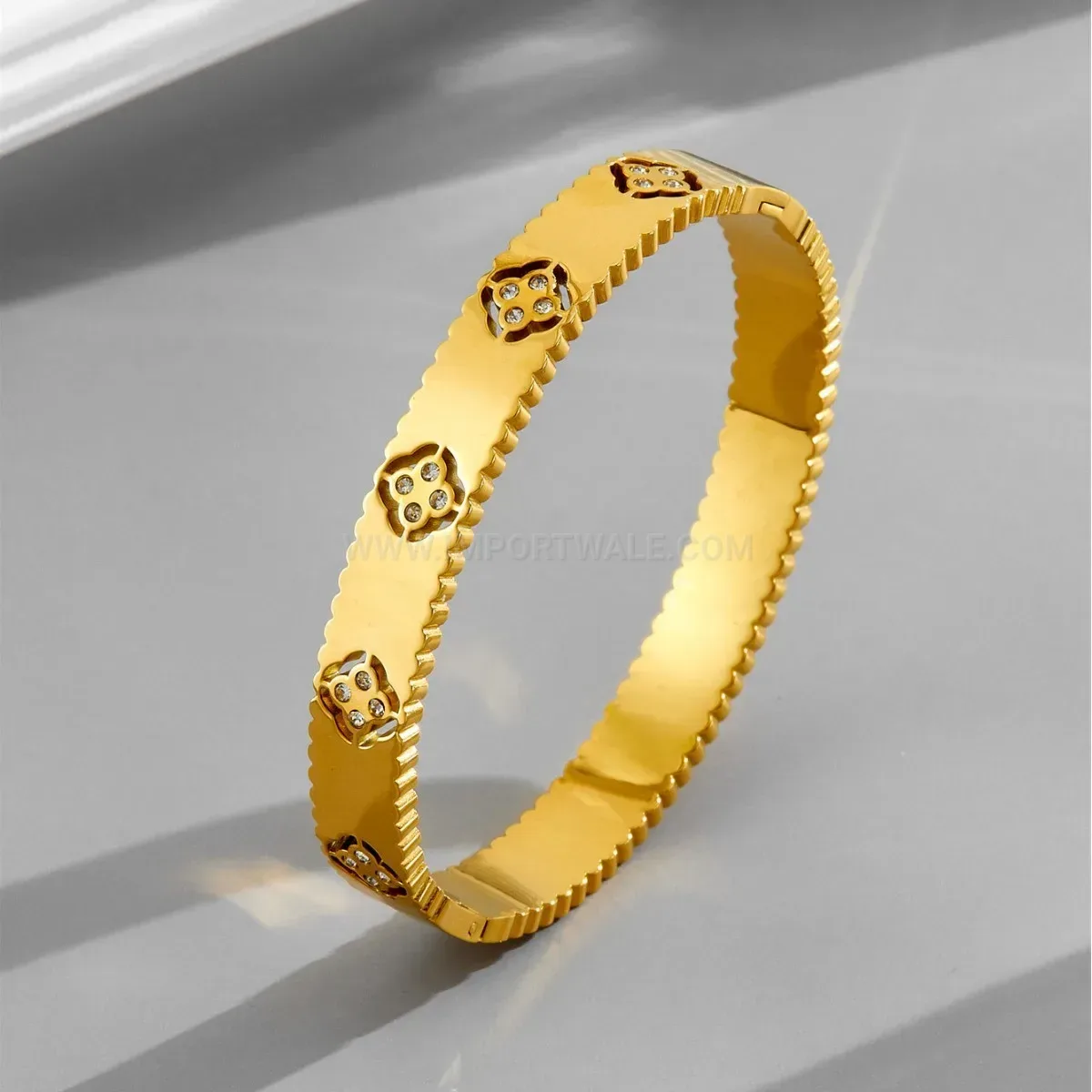 18K Gold Plated Titanium Steel Four Leaf Clover Bangle