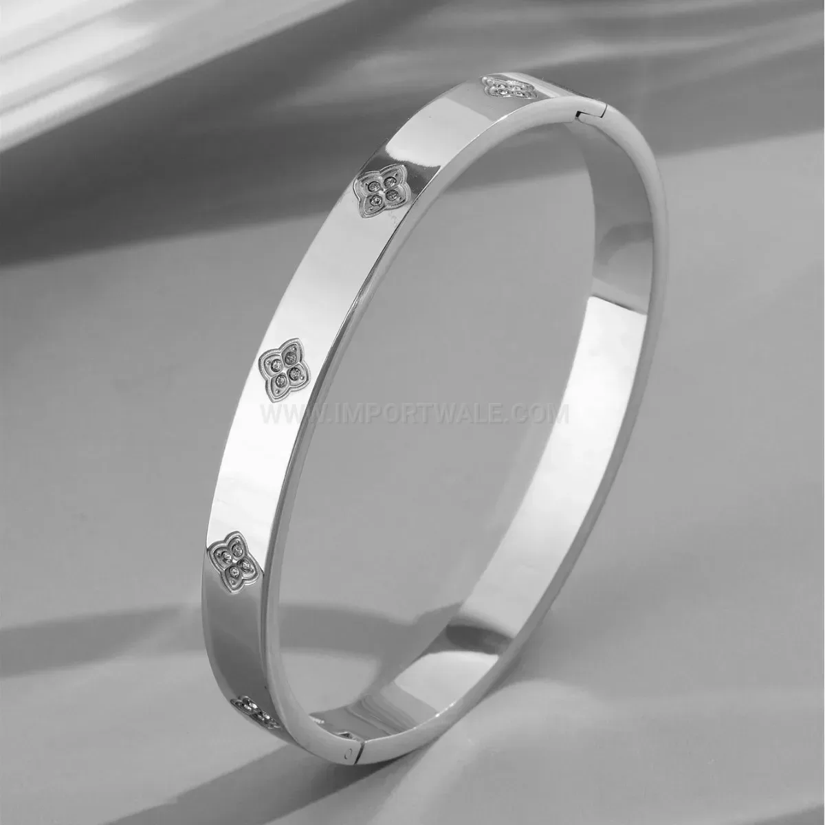 Four-Leaf Clover Pattern Titanium Steel Clasp Bangle Bracelet