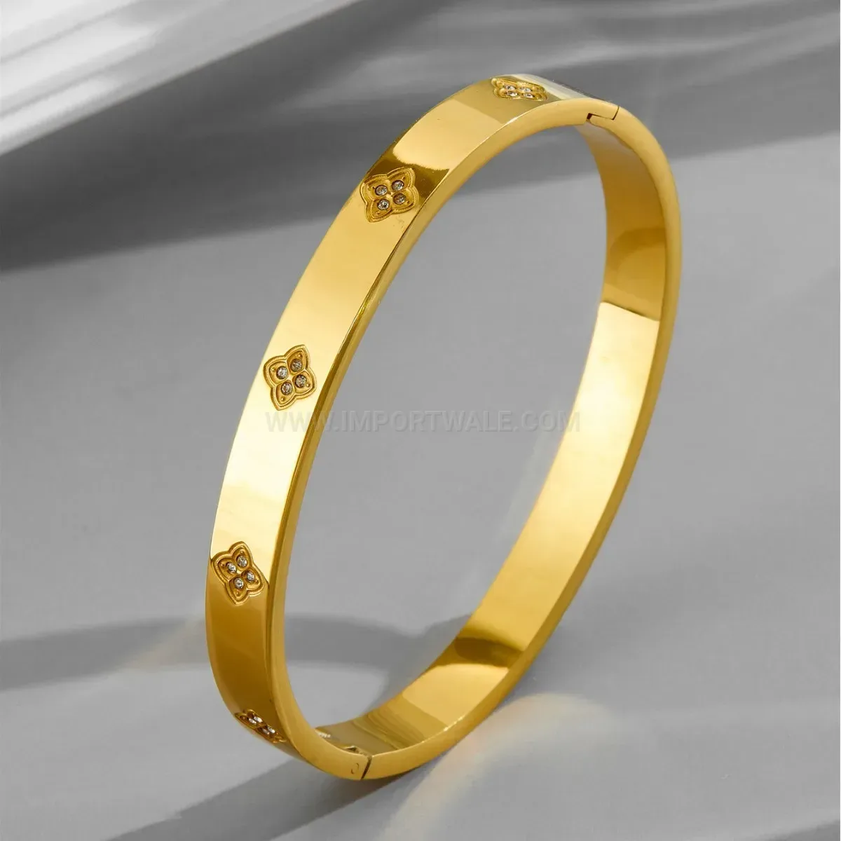 Four-Leaf Clover Pattern Titanium Steel Clasp Bangle Bracelet