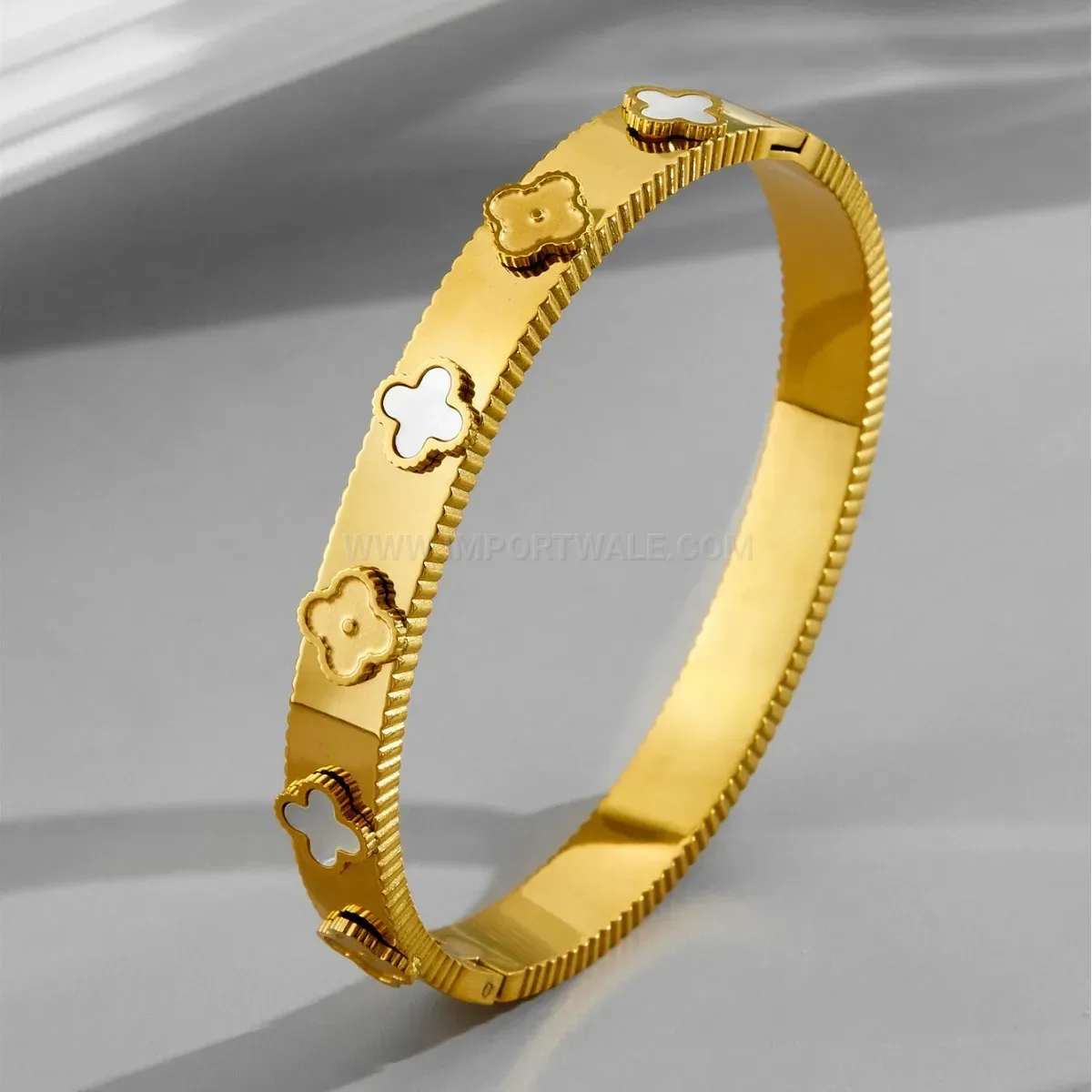 Stainless Steel Four-Leaf Clover Shell Clasp Bangle