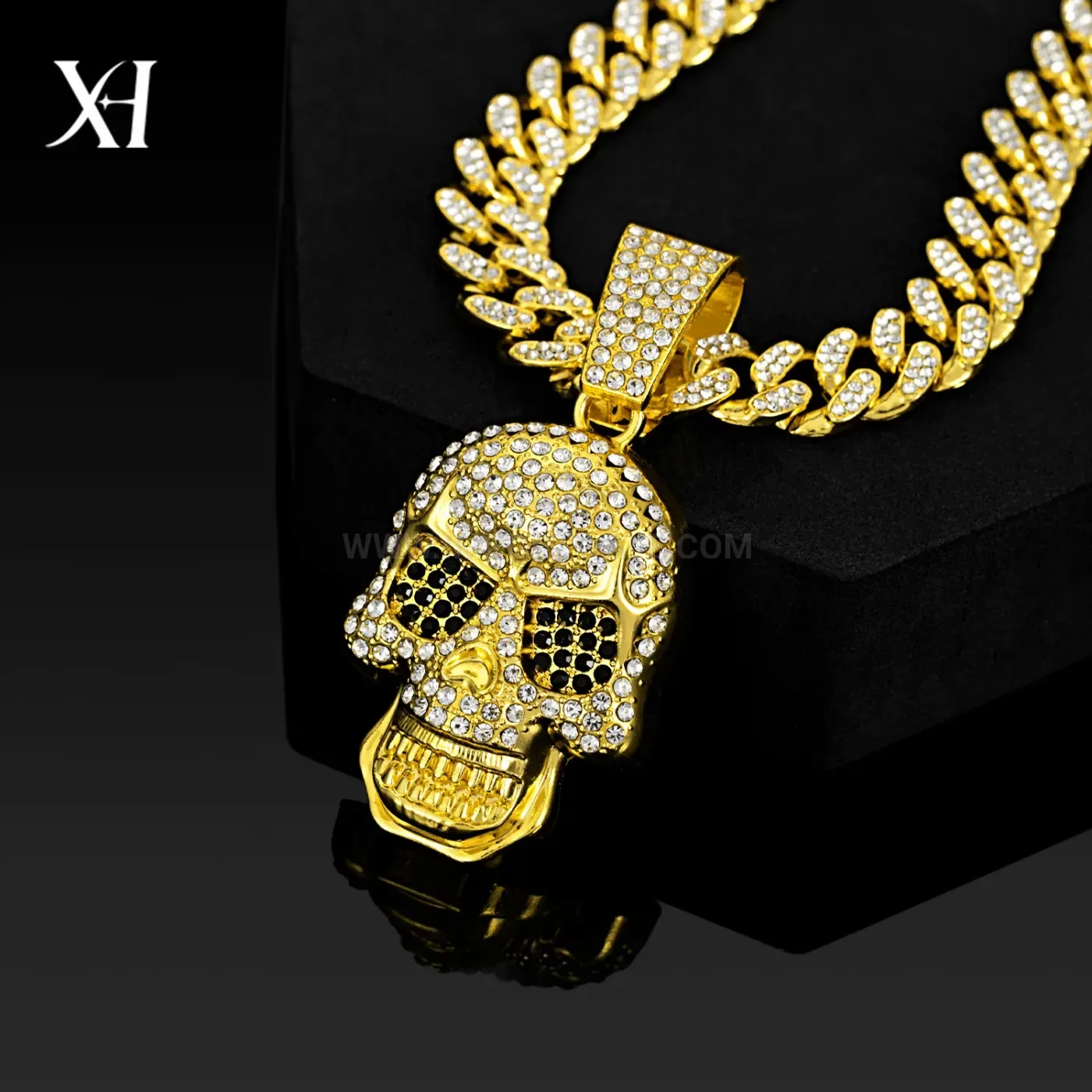 Iced Out Skull Pendant with Zinc Alloy Cuban Chain