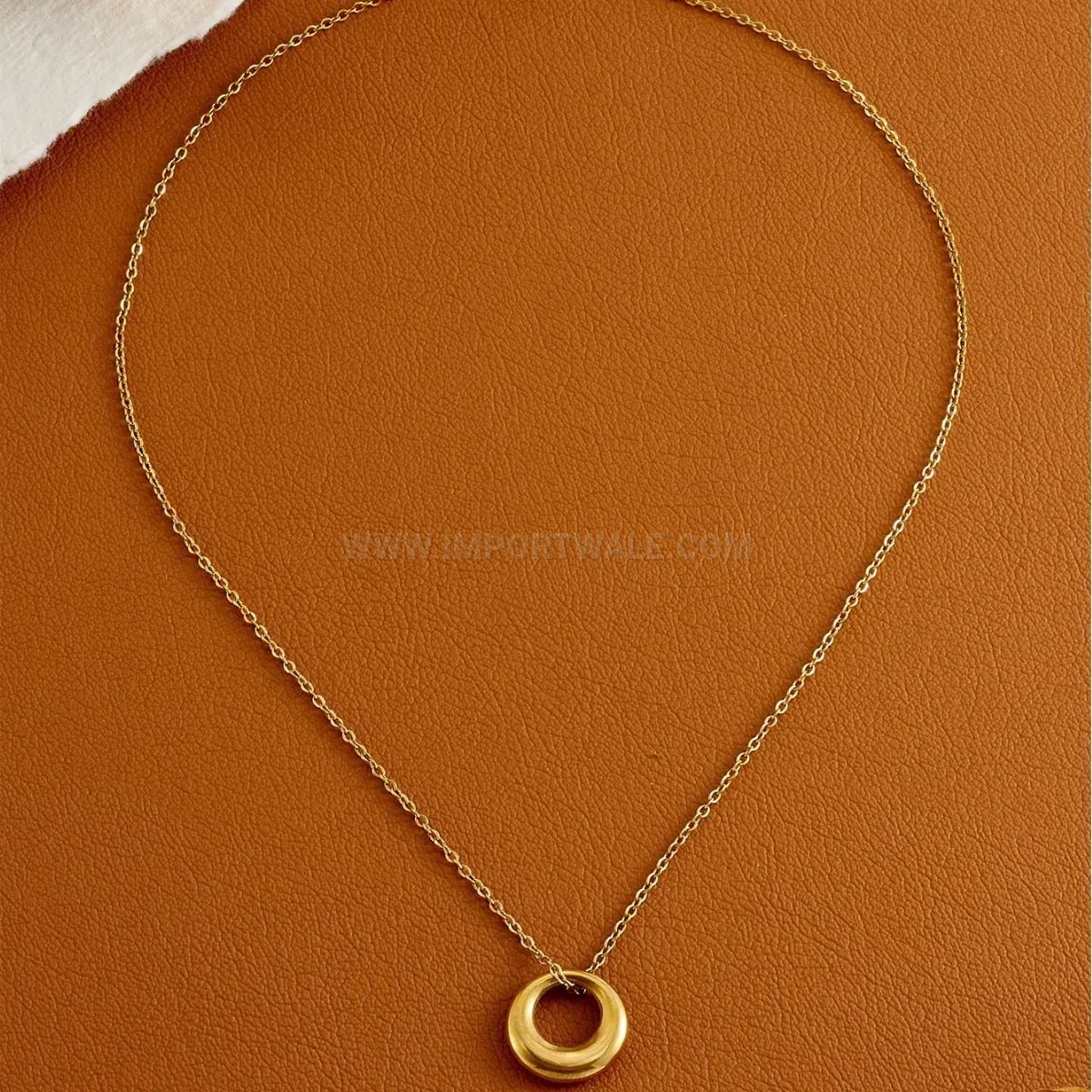 Chic Minimalist Gold Titanium Steel Circle Pendant Necklace with Mother of Pearl