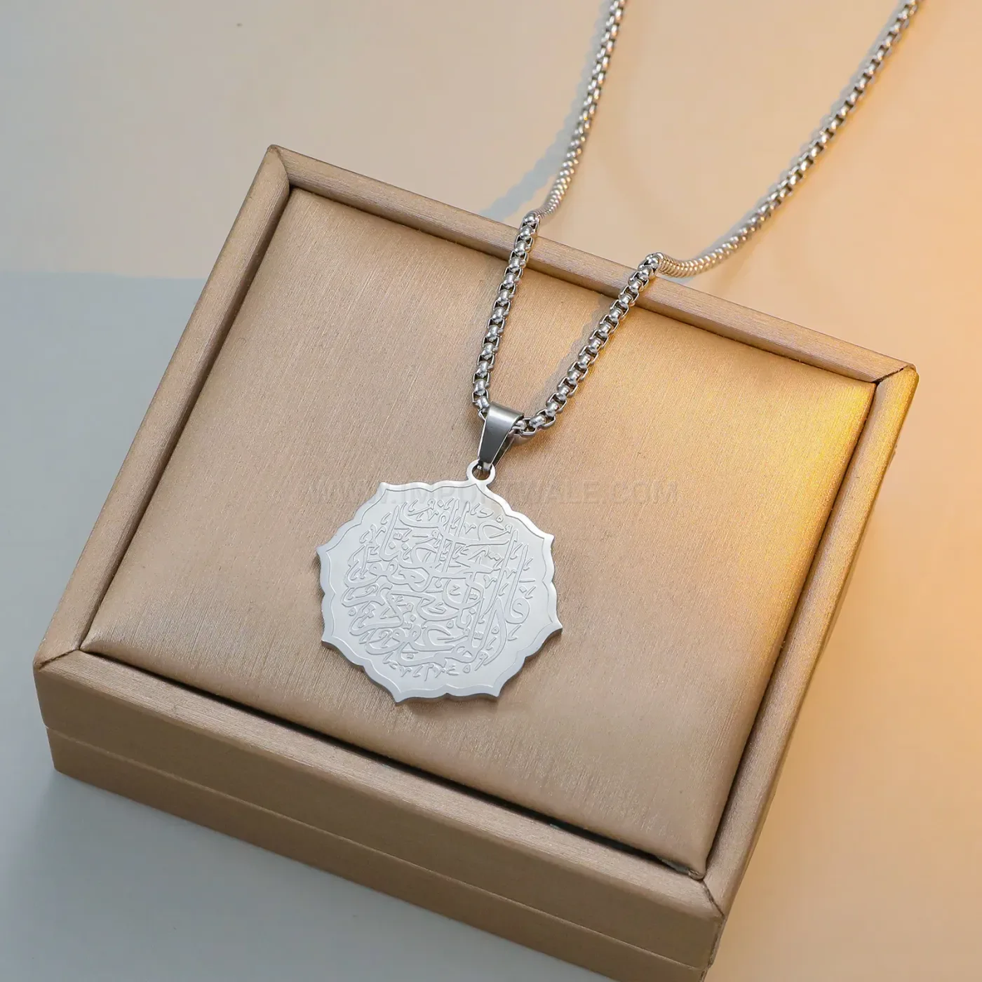 Trendy Floral Engraved Stainless Steel Ayatul Kursi Calligraphy Pendant Necklace