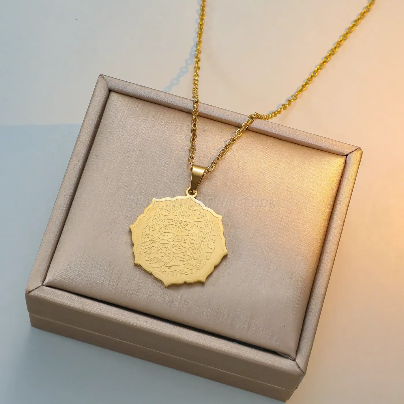 Trendy Floral Engraved Stainless Steel Ayatul Kursi Calligraphy Pendant Necklace