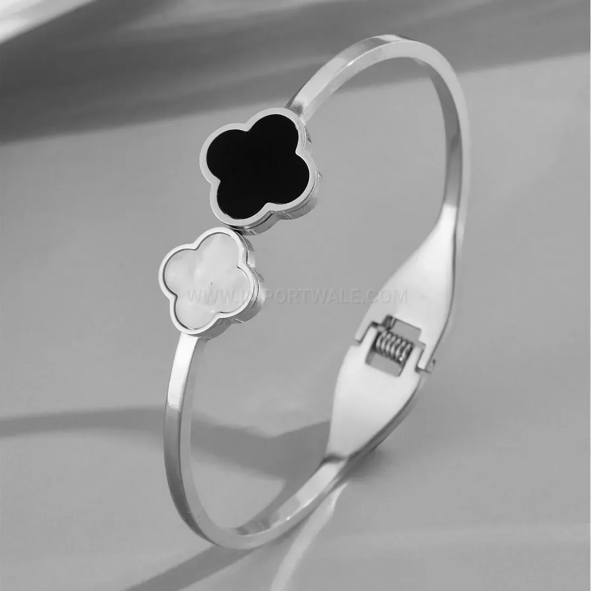 Black and White Shell Four-Leaf Clover Bangle