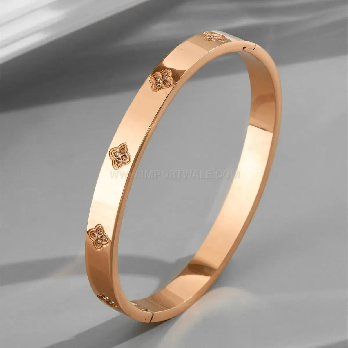 Four-Leaf Clover Pattern Titanium Steel Clasp Bangle Bracelet