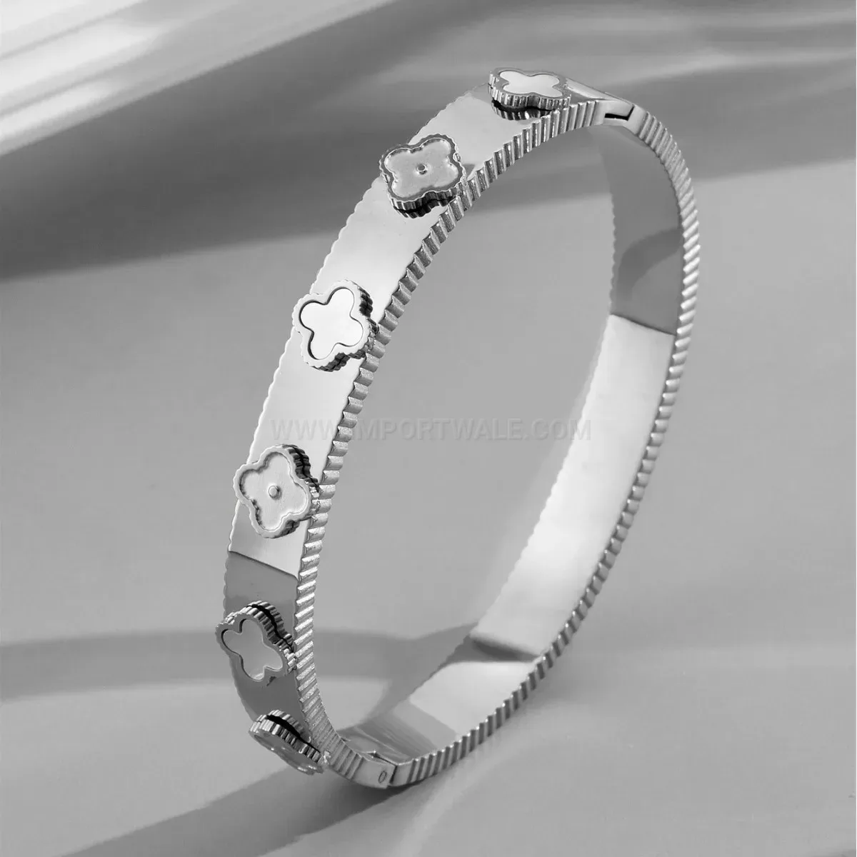 Stainless Steel Four-Leaf Clover Shell Clasp Bangle