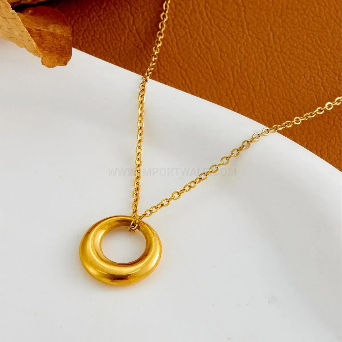 Chic Minimalist Gold Titanium Steel Circle Pendant Necklace with Mother of Pearl