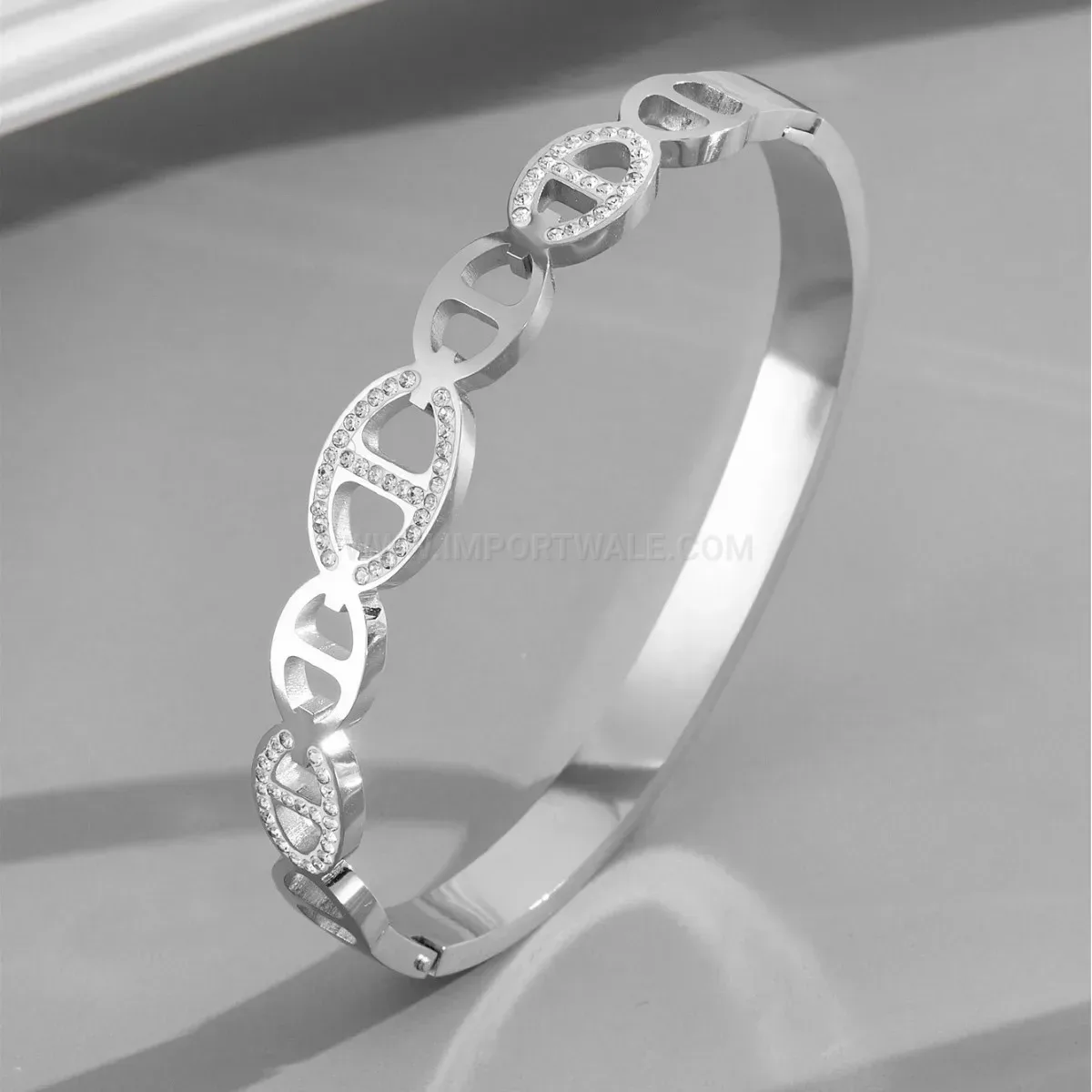 Interlocking Pig Nose Titanium Steel Crystal Cuff