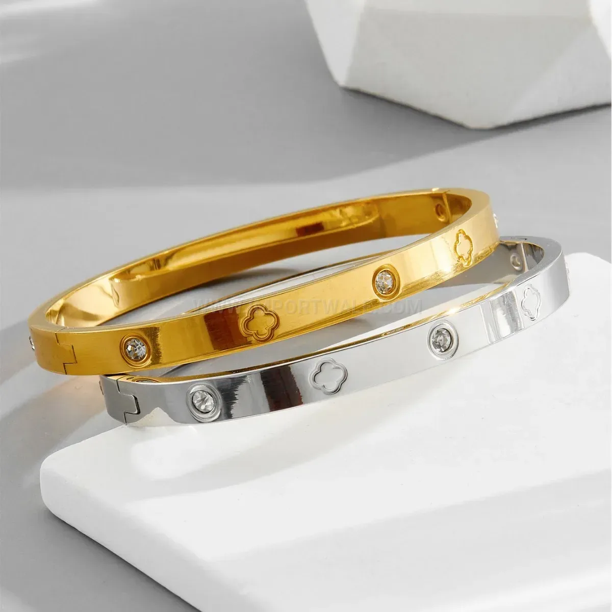 Trendy Clover Printed Titanium Steel Hinged Bangle