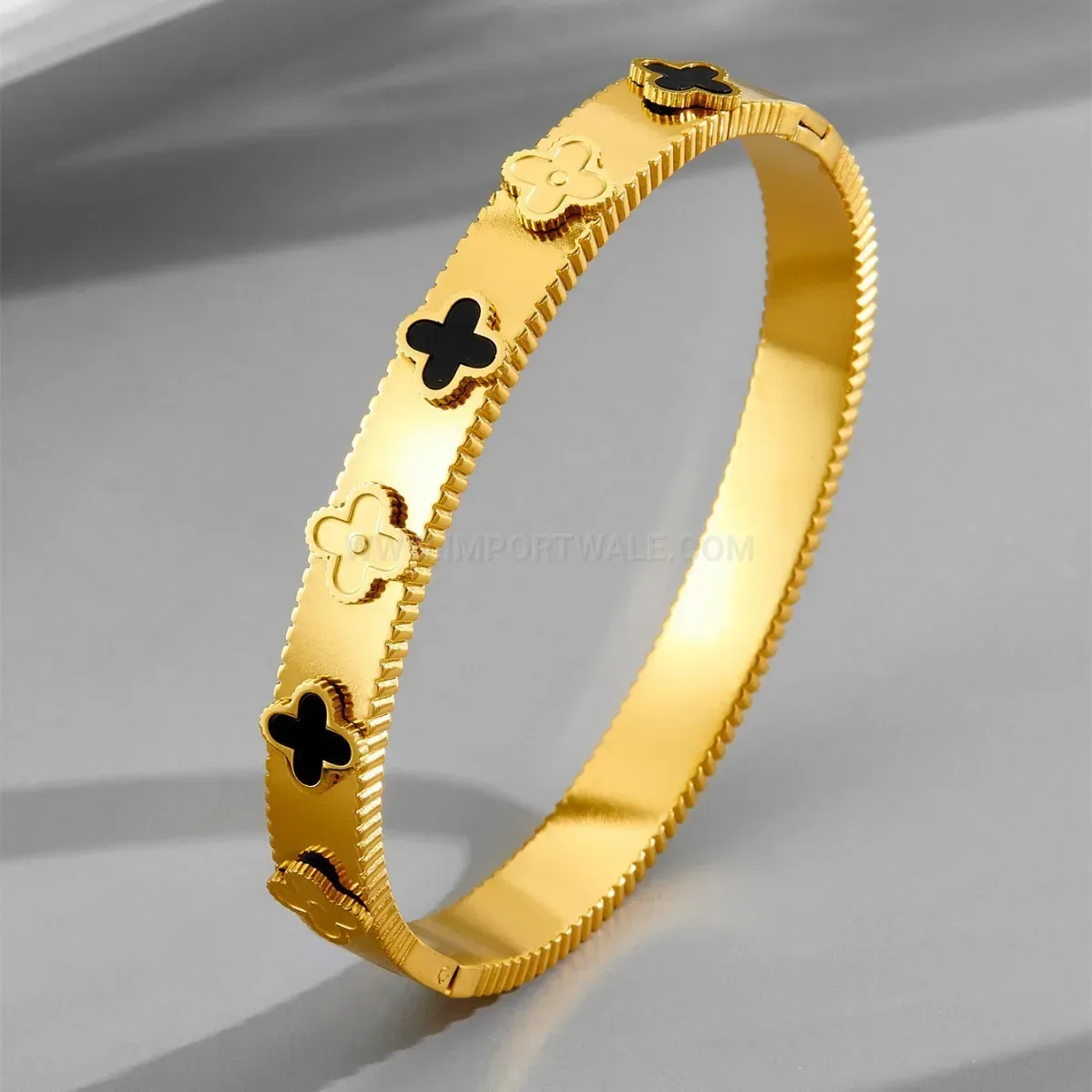 Stylish Mother of Pearl Four-Leaf Flower Titanium Bangle