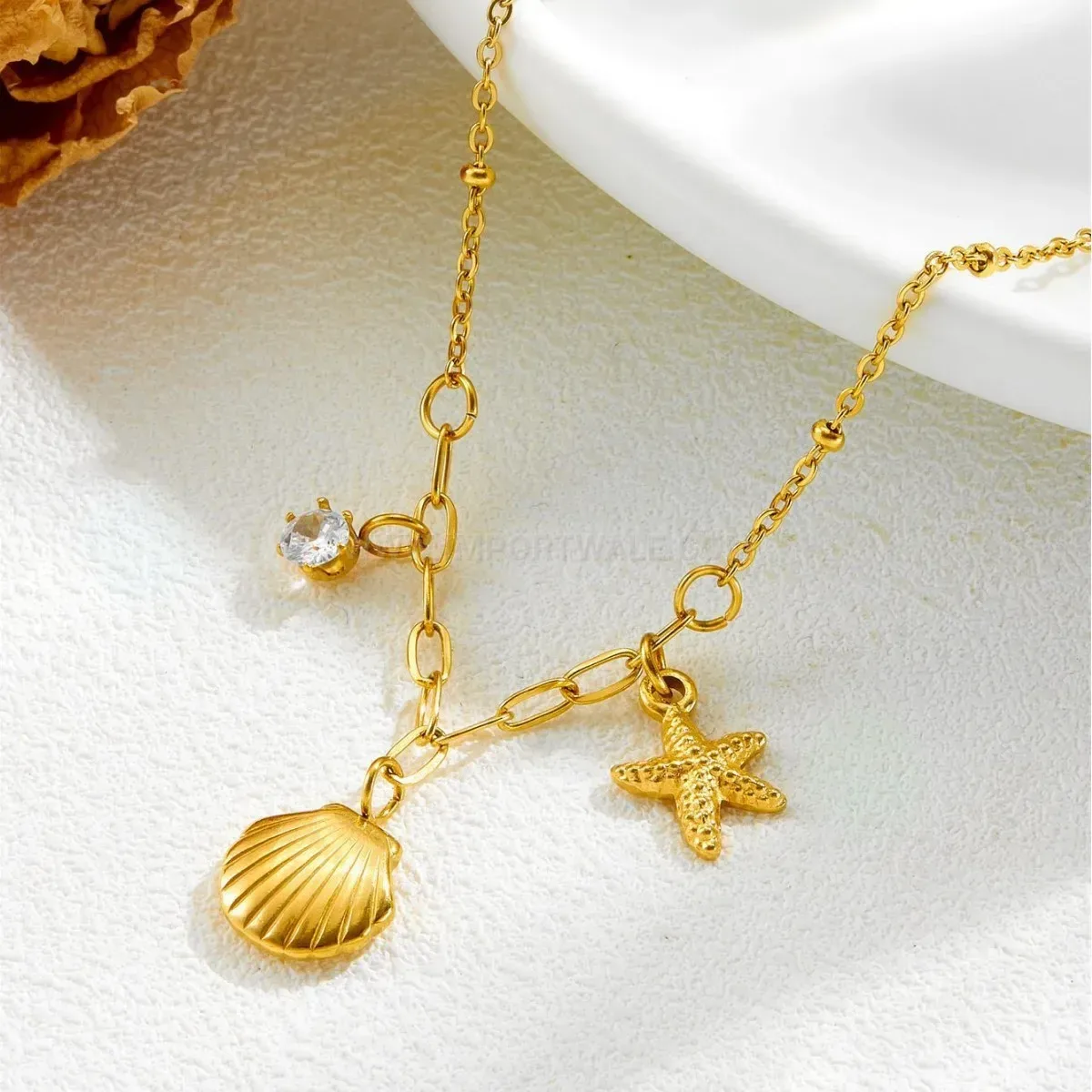 Modern Gold Shell and Starfish Titanium Steel Short Necklace