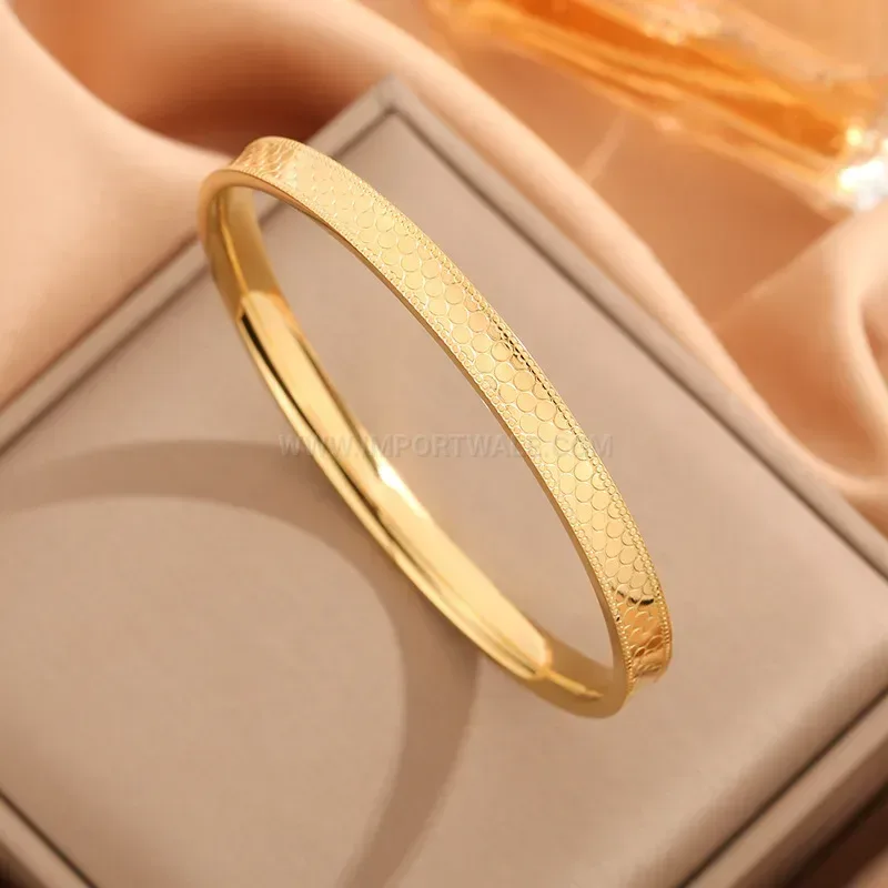 Textured Dragon Scale Pattern Gold-Plated Titanium Bangle