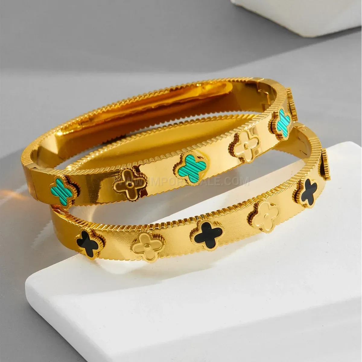 Stylish Mother of Pearl Four-Leaf Flower Titanium Bangle
