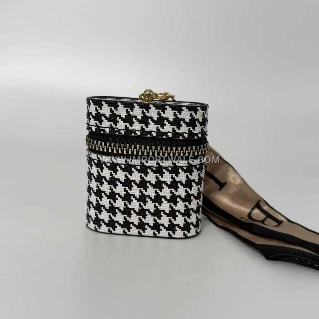 Embossed Striped Leather Mini Pouch and Key Ring Earphone Case