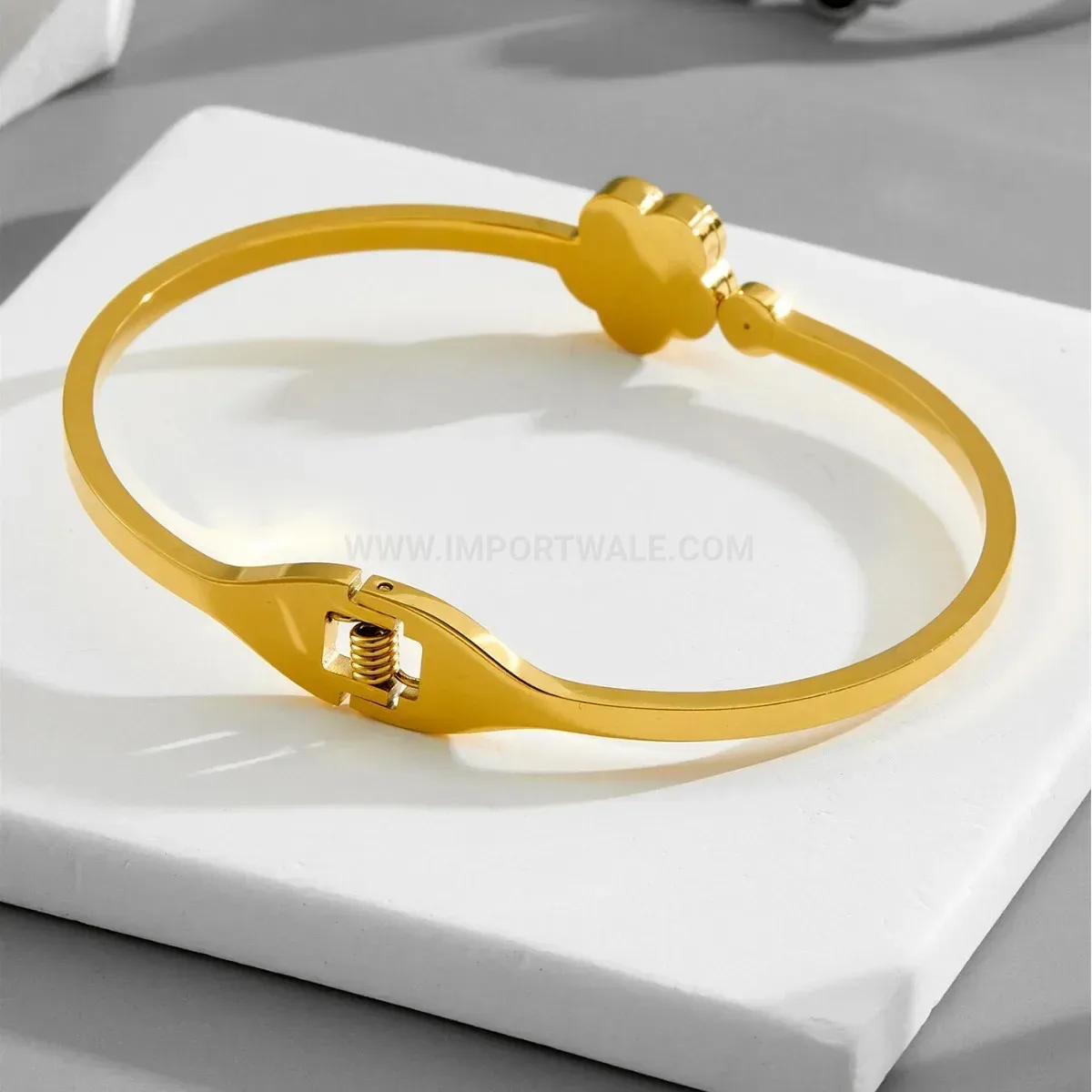 Chic Gold Plated Stainless Steel Flower Bangle With Black Shell Inlay