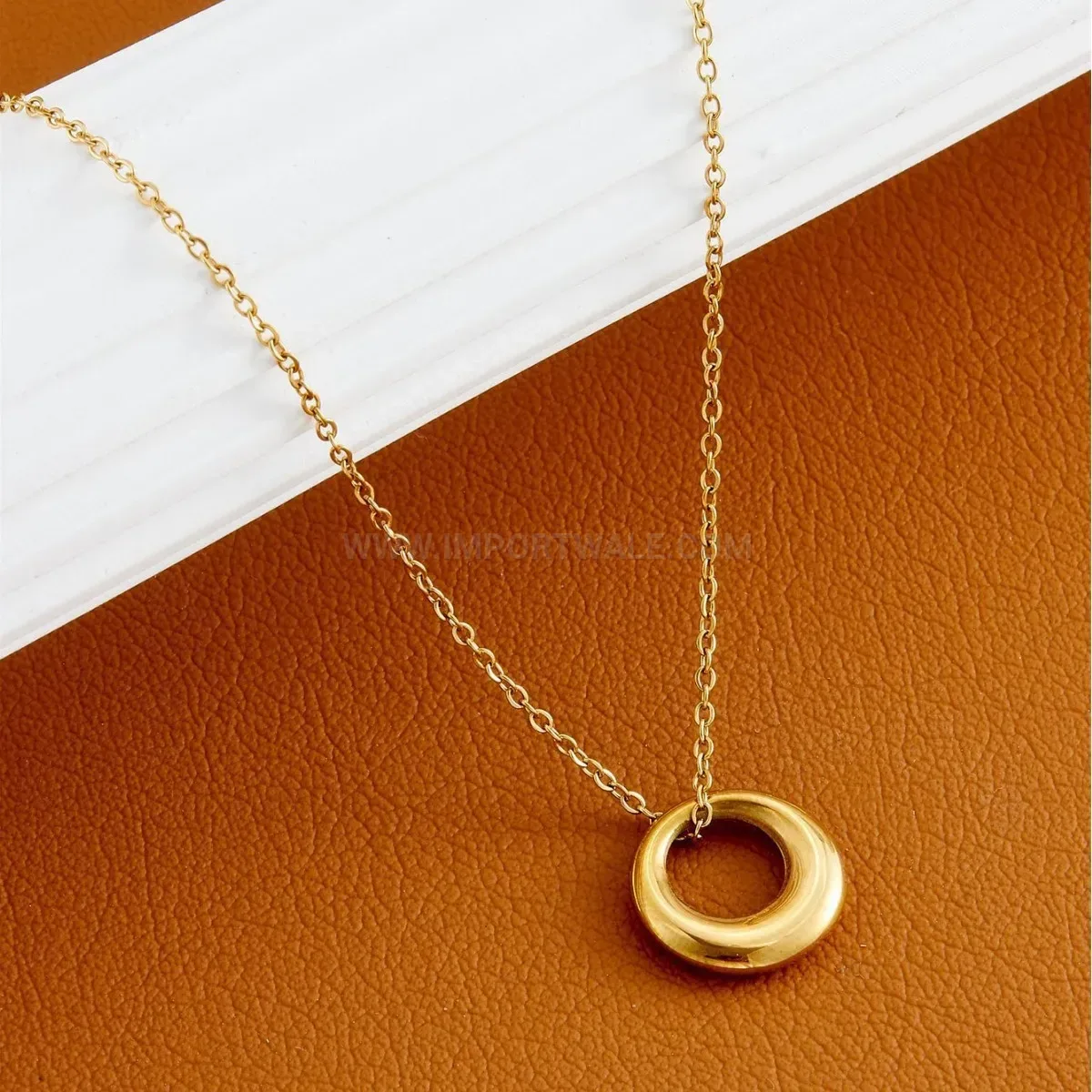 Chic Minimalist Gold Titanium Steel Circle Pendant Necklace with Mother of Pearl