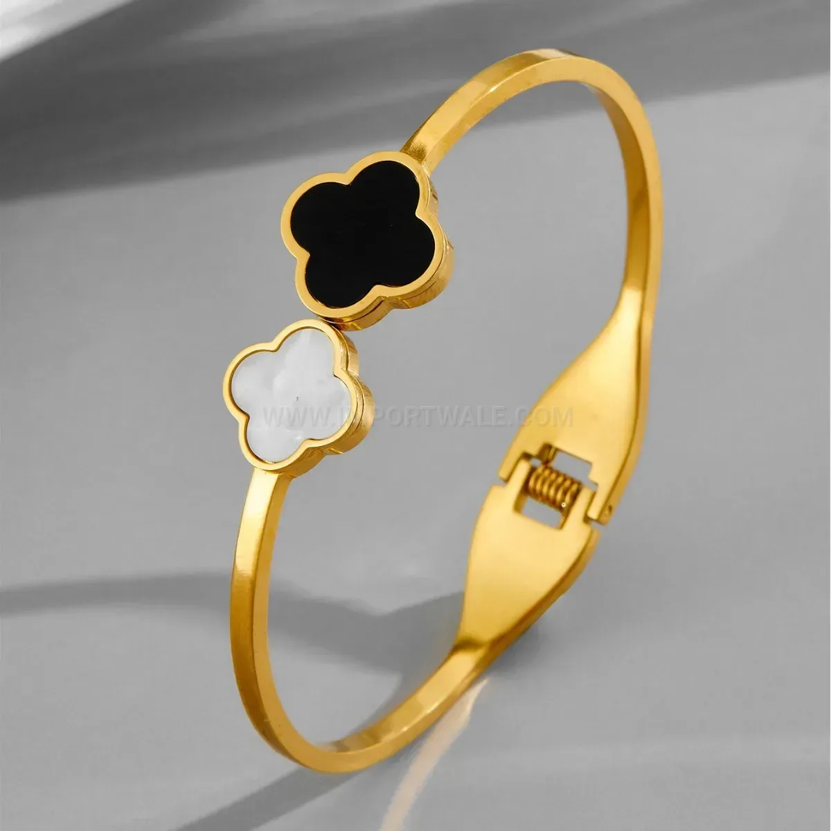 Black and White Shell Four-Leaf Clover Bangle