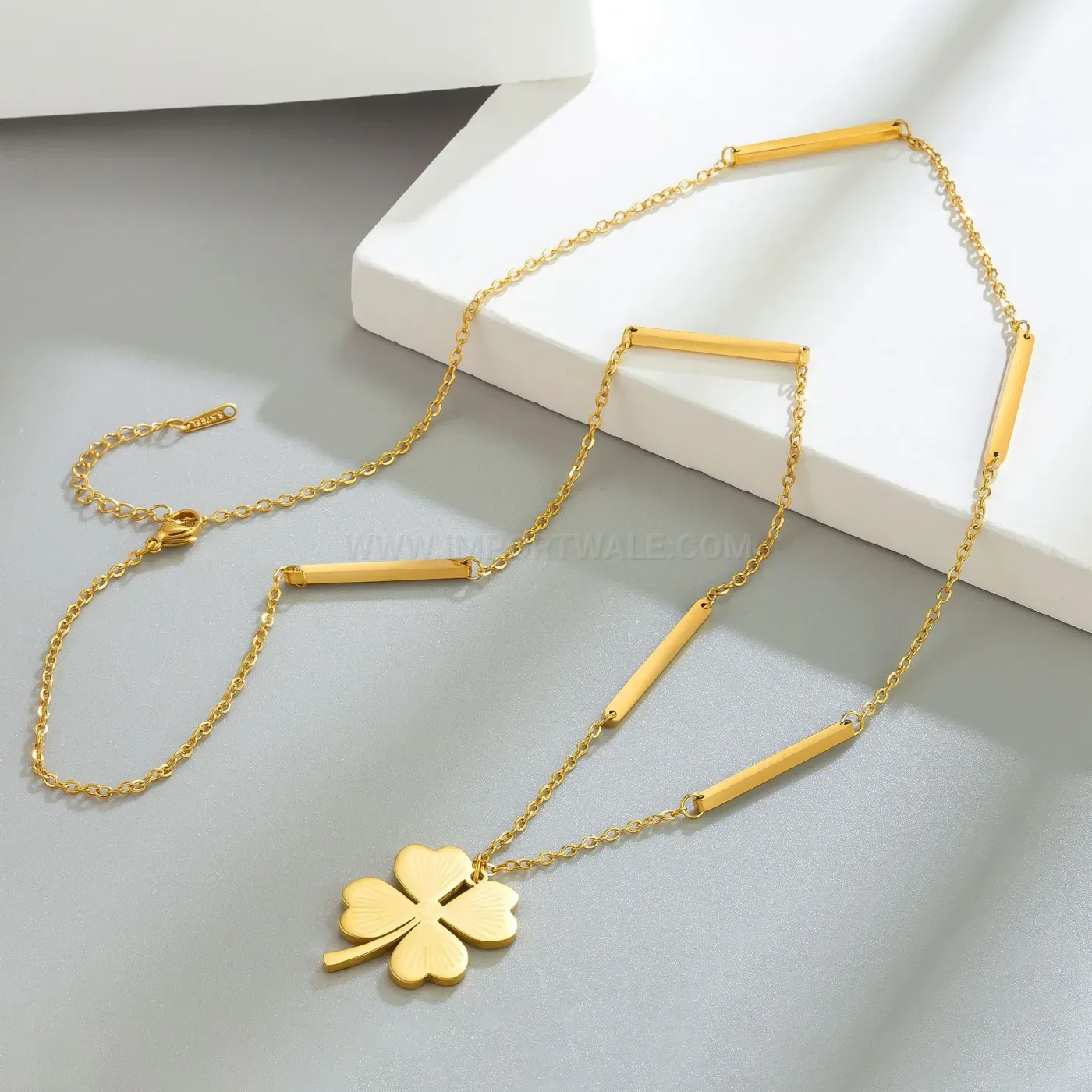 Elegant Gold Plated Titanium Steel Four Leaf Clover Pendant Clavicle Necklace