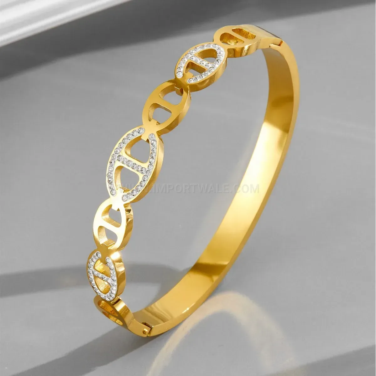 Interlocking Pig Nose Titanium Steel Crystal Cuff