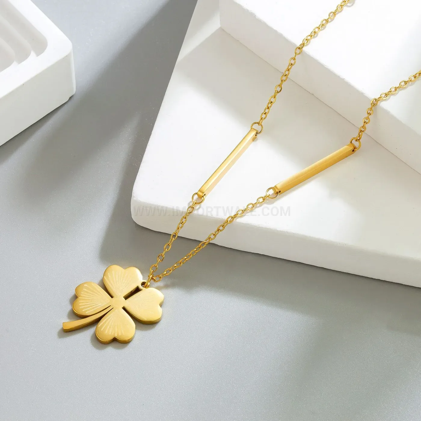 Elegant Gold Plated Titanium Steel Four Leaf Clover Pendant Clavicle Necklace