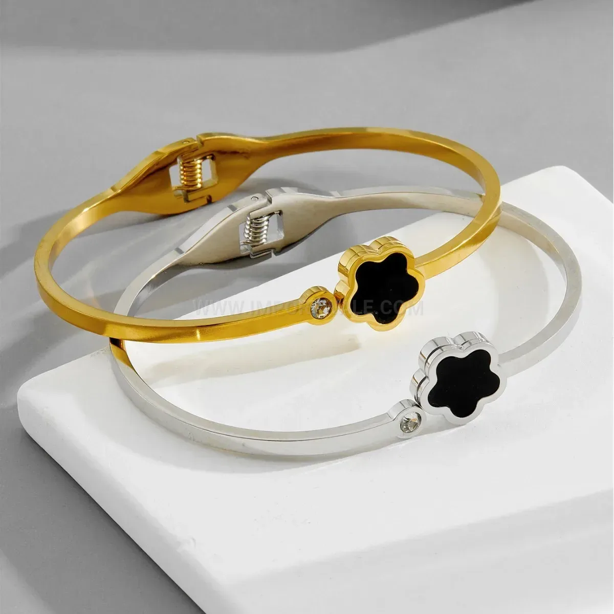 Chic Gold Plated Stainless Steel Flower Bangle With Black Shell Inlay