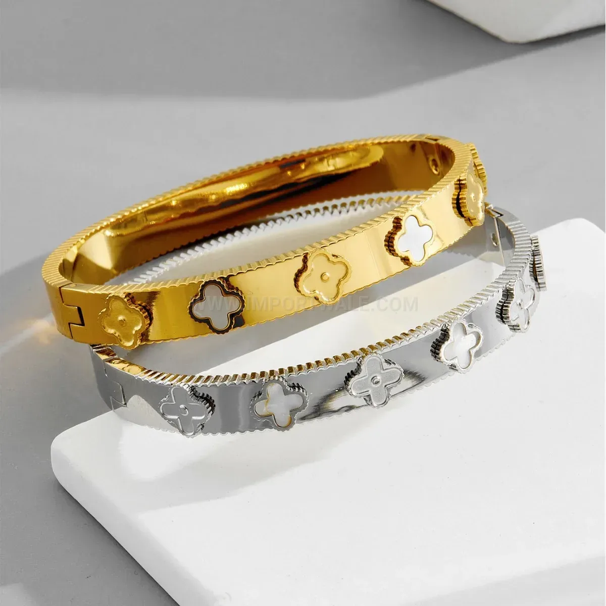 Stainless Steel Four-Leaf Clover Shell Clasp Bangle