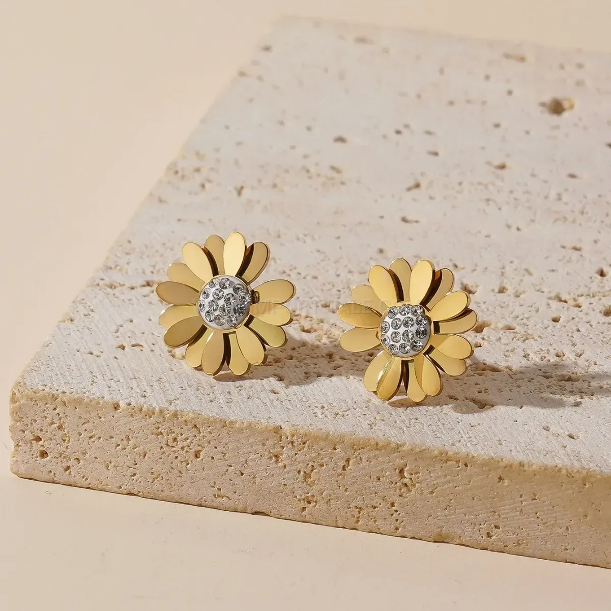 Premium Delicate Daisy Pendant Necklace And Earring Titanium Steel Set