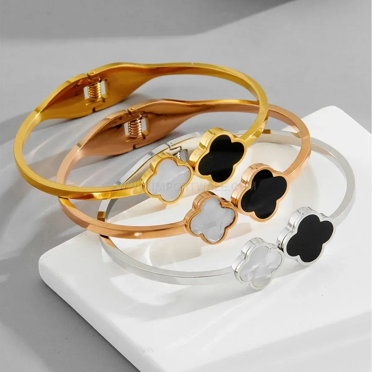 Black and White Shell Four-Leaf Clover Bangle